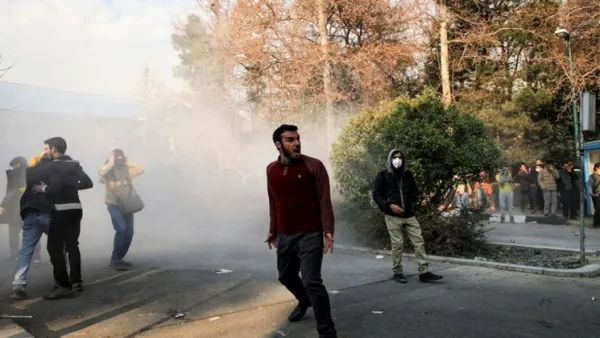 المتظاهرون تسببوا في أضرار للمباني وأشعلوا حرائق صغيرة