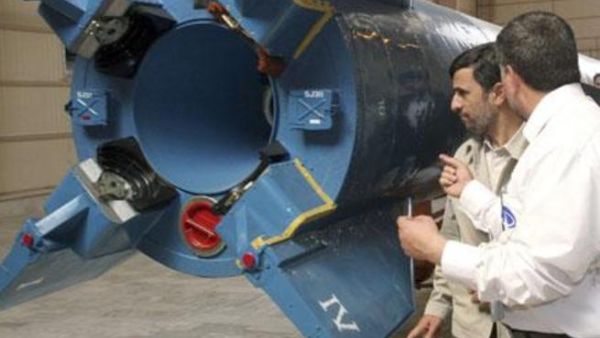 الرئيس الايراني يتفقد صاروخ "سفير"/ارشيف