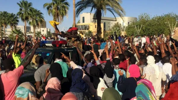 قوات الجيش سمحت بدخول المعتصمين إلى مباني القوات البرية لحمايتهم من قوات جهاز الأمن والمخابرات