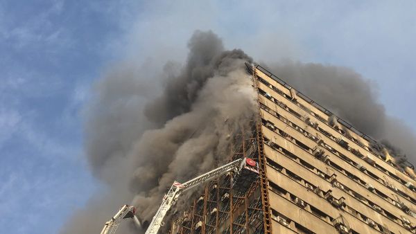 انهيار برج "بلاسكو" في وسط العاصمة الإيرانية طهران