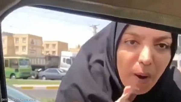  إيرانية تعتدي على سائقة داخل سيارتها .. بحجة أنها "سافرة"