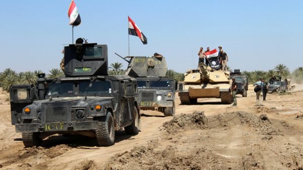 Iraqi Counter Terrorism Forces drive their armored vehicles after they retook an area from Daesh on April 2, 2016 in Anbar province. (AFP/Moadh al-Dulaimi)