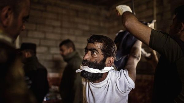 مصور رافق القوات العراقية بالموصل يكشف فظائع "مخيفة" 