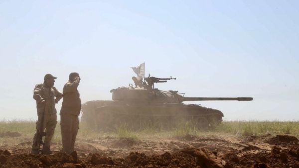 Iraqi Shiite fighters from the Popular Mobilisation units gather in position during clashes in the village of al-Bashir, still controlled by the Islamic State jihadist group, on April 5, 2016. (AFP/Mohammed Sawaf)