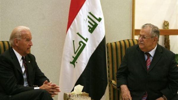 الرئيس العراقي، جلال طالباني مجتمعا الى نائب الرئيس الاميركي، جو بايدن/أ.ف.ب