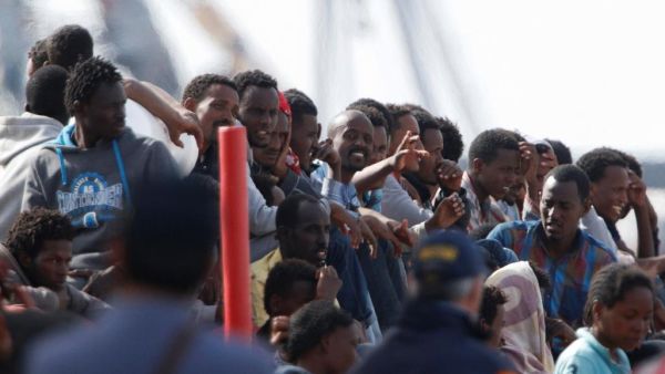  أكثر من 108 مهاجرين تحركوا للسيطرة على سفينة الشحن التي أنقذتهم