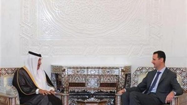 الرئيس السوري بشار الاسد (الى اليمين) اثناء اجتماعه مع رئيس وفد الجامعة العربية رئيس الوزراء القطري الشيخ حمد ال ثاني في دمشق يوم الاربعاء.
