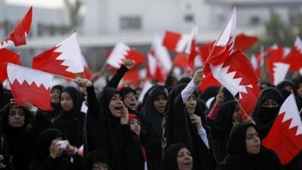 بحرينيات من الشيعة يرددن هتافات مناهضة للحكومة في قرية شرقي المنامة
