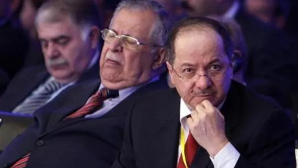 الزعيم الكردي العراقي مسعود البرزاني (يمينا) بجوار الرئيس العراقي جلال طالباني في اربيل 