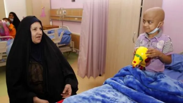 طفل يعاني من السرطان ووالدته في مستشفى البصرة التخصصي للاطفال 