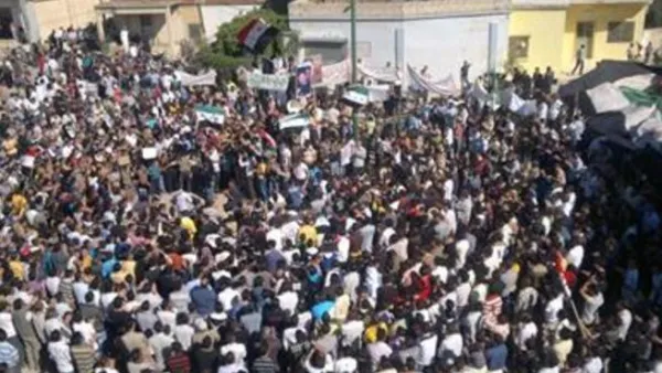 متظاهرون يحتجون ضد الاسد في الحولة قرب حمص
