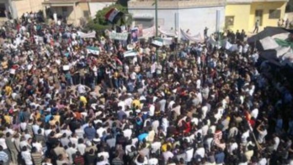 متظاهرون يحتجون ضد الاسد في الحولة قرب حمص
