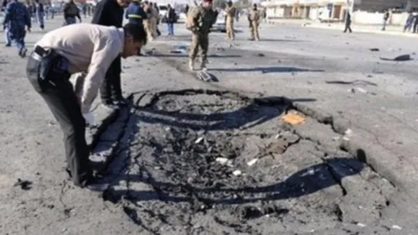 عناصر من الشرطة العراقية يتفقدون موقع الهجوم الذي وقع في الرمادي