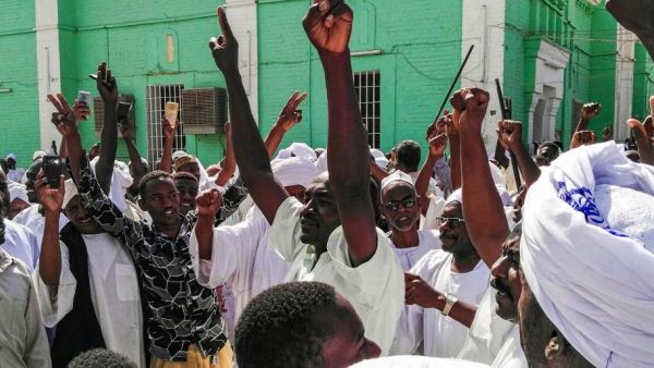 الأمن السوداني كان قد اعتقل 25 من قادة المعارضة أثناء محاولتهم الخروج في موكب 