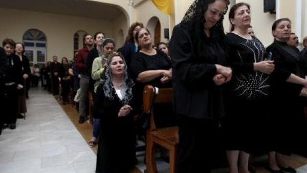 مسيحيون عراقيون يحضرون قداس الجمعة الحزينة في كنيسة ببغداد
