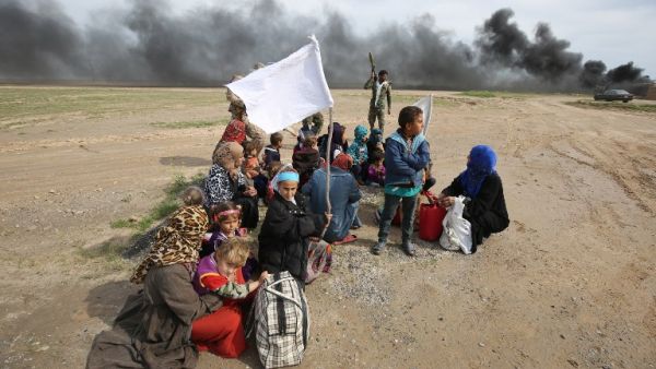 Displaced Iraqi families gather as they flee a military operation by Iraqi security personnel aimed at retaking areas from Daesh, in the desert west of the city of Samarra on March 3, 2016. (AFP/Ahmad al-Rubaye)