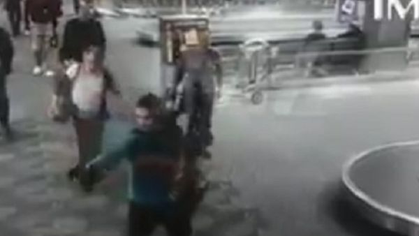 المهاجم كان يتمشى وفجأة أخرج المسدس