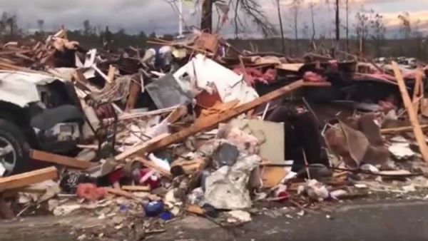 خلف الإعصار دمارا أتى على المباني والسيارات واقتلع أعدادا كبيرة من الأشجار 