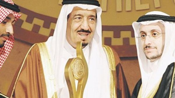 الملك سلمان يكرم الزامل 