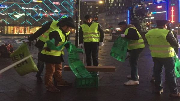 شبان مسلمون ينظفون شوارع كوبنهاغن بعد احتفالات السنة الجديدة