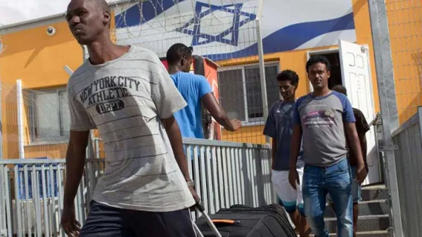 يعيش حالياً نحو 34 ألفاً من البالغين الإرتيريين والسودانيين في إسرائيل