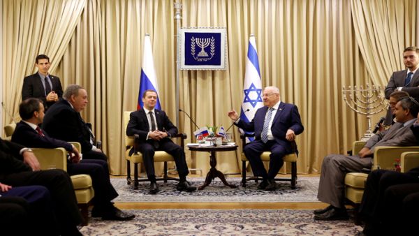 الرئيس الإسرائيلي رؤوفن ريفلين ورئيس الوزراء الروسي ميدفيدف 