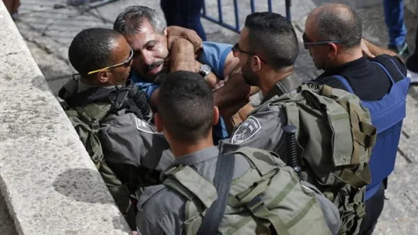 قوات الاحتلال تعتقل 10 فلسطينيين في أنحاء مختلفة من الضفة الغربية