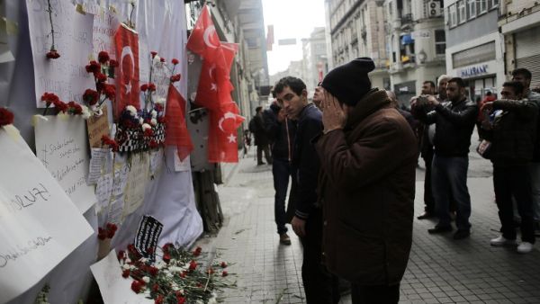 A man reacts in front of a makeshift memorial at the location of the blast of a suicide attack on Istiklal Street, a major shopping and tourist district, in central Istanbul, on March 20, 2016. (AFP/Yasin Akgul)