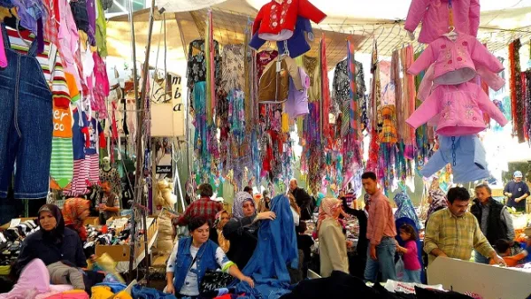 Istanbul gets ready to put on a show for shoppers and non-shoppers alike. (Photo by jhencolors/ Flickr)