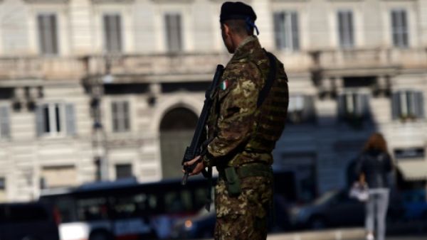 دورية للجيش الايطالي قرب كاتدرائية سان جوفاني في روما
