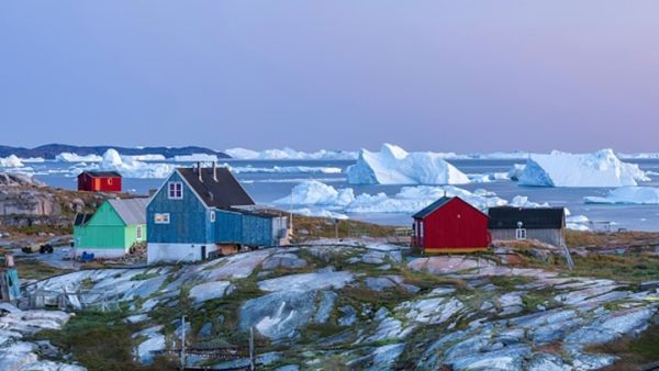 أجلي 169 شخصا كانوا يعيشون بالقرب من شاطئ القرية بعد اقتراب جبل الجليد منها