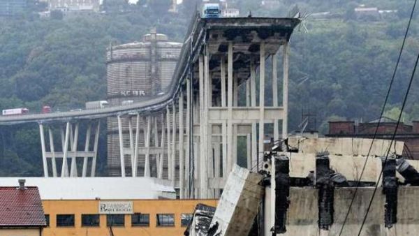 السلطات الإيطالية تحدد المسؤولين عن انهيار جسر جنوى
