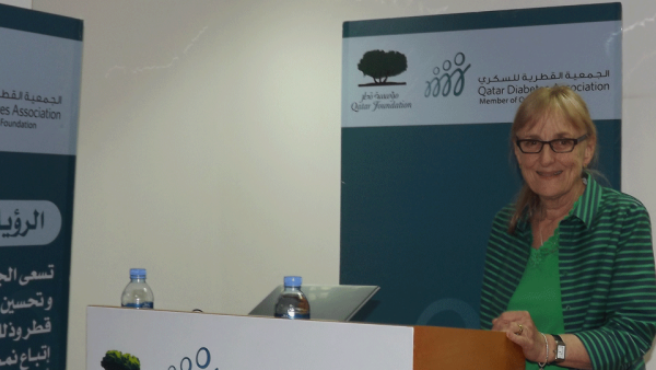 السيدة آن بيلتون، احد أشهر مثقفي السكري حول العالم تقدم محاضرة خلال البرنامج التدريبي في الجمعية القطرية للسكري.