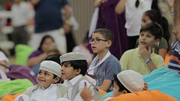 أطفال يستمعون إلى القصص خلال احتفالات مؤسسة قطر بليلة القرنقعوه في الشقب
