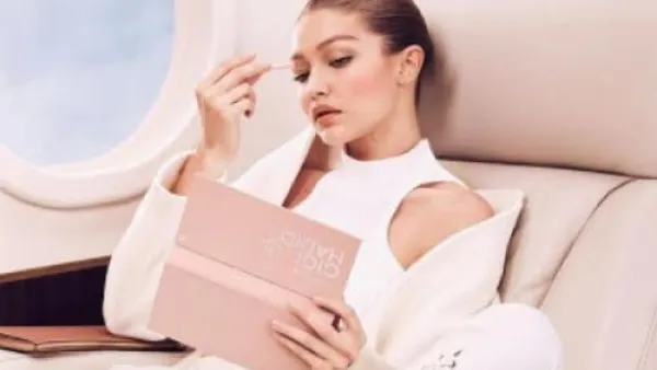 طبقي مكياج جيجي حديد Gigi Hadid لتكوني جميلة مثلها

في أغلب إطلالاتها تعتمد جيجي على المكياج البسيط جداً 