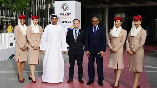عارف حمد العواني، مدير البطولة في اللجنة المحلية المنظمة لبطولة كأس آسيا AFC 2019، روبن باري، نائب رئيس الإمارات للعطلات، وداتو ويندسور جون، الأمين العام للاتحاد الآسيوي لكرة القدم.