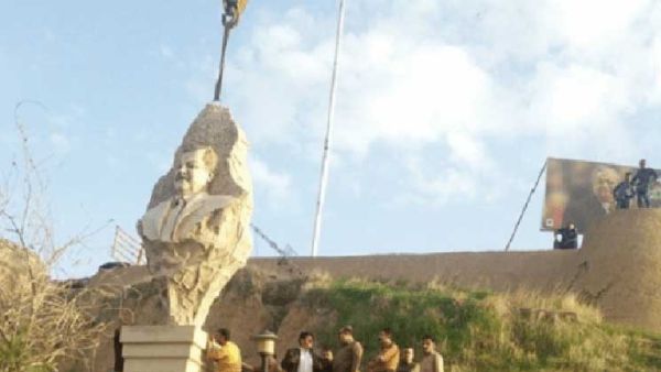  القوات الأمنية قد رفعت ليل الأربعاء تمثال (مام جلال) من قلعة كركوك بعد نصبه بساعات 
