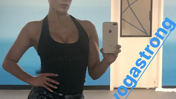 Jennifer wore a tight black tank top with plunging neckline along with grey leggings in the clip. (Jennifer Lopez / Instagram)