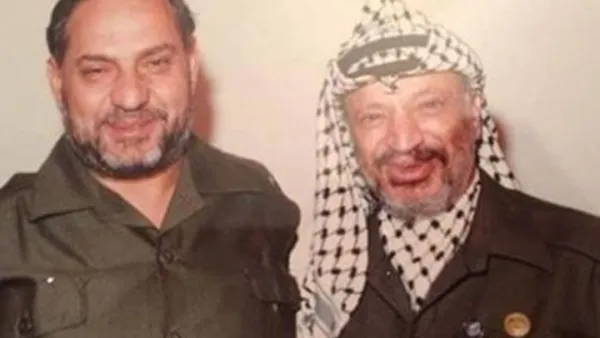 الحسيني في صورة تاريخية مع زعيم حركة فتح الراحل ياسر عرفات - أرشيف