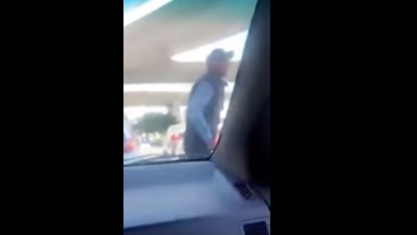 رقيب السير للنائب وهو يقول له: "مثلك مثل الناس أنت