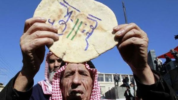 ارتفع سعر كيلوغرام الخبز العربي الصغير إلى 40 قرشا (56.4 سنتا) من سعره الحالي البالغ 24 قرشا (33.8 سنتا).