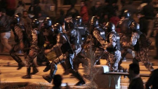 عناصر من قوات الدرك الأردني تطارد متظاهرين/ أرشيفية