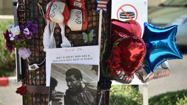 Items left by people paying homage to boxing legend Muhammad Ali, who passed away on the eve, on June 4. (AFP photo)