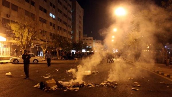 متظاهرون يحرقون قمامة في احد شوارع عمان/أ.ف.ب