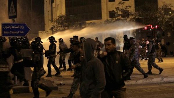  إلقاء القبض على أكثر من 30 شخصا وأصابة العديد خلال احتجاجات الأربعاء