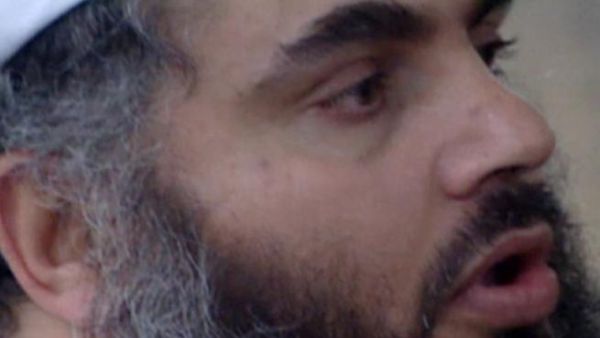 رجل الدين المتشدد الأردني عمر محمود عثمان المعروف بـ (أبو قتادة)