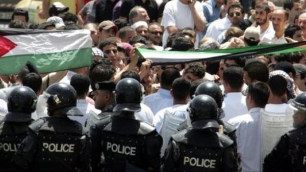 عناصر شرطة مكافحة الشغب يراقبون تظاهرة امام السفارة الاسرائيلية في عمان في 4 حزيران/يونيو 2010
