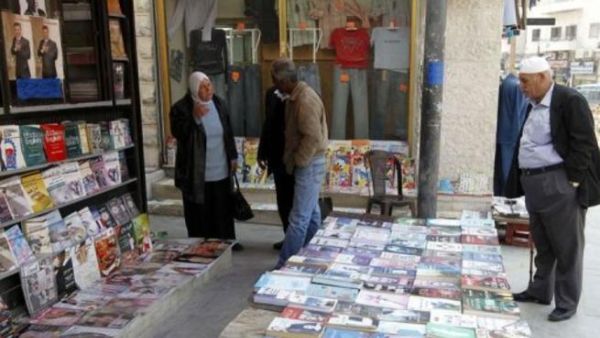 مواطنون امام متجر للكتب في العاصمة الاردنية عمان