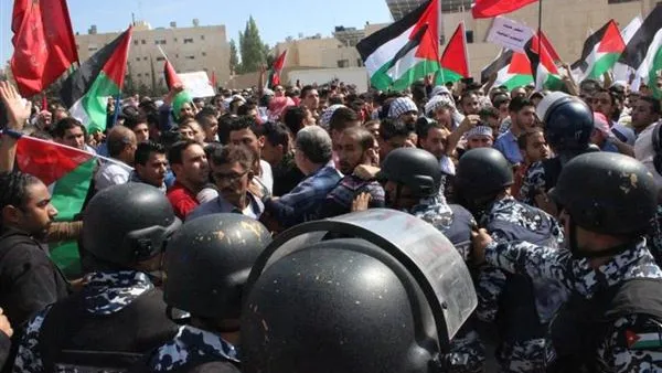 الحكومة قلصت حرية التعبير واعتقلت ووجهت التهم لنشطاء ومعارضين، وصحافيين