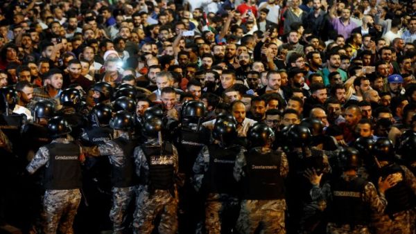 جانب من الاحتجاجات قرب رئاسة الوزراء في العاصمة عمان